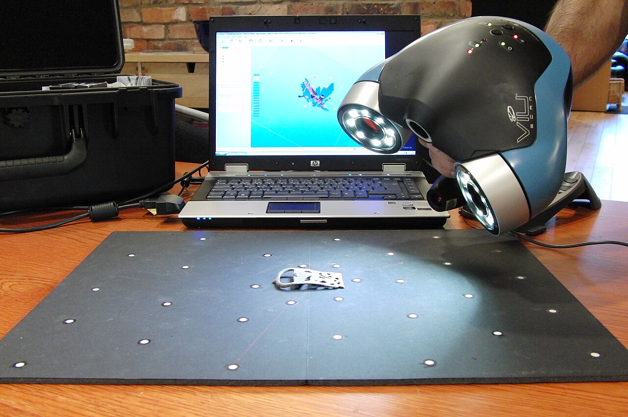 Ručný 3D skener pri digitalizácii fyzického objektu